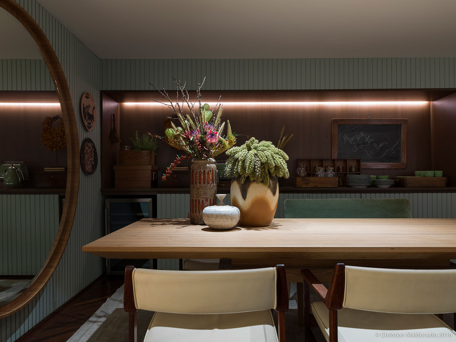 CASACOR SP: Ambiente tem paredes revestidas com lambri de madeira