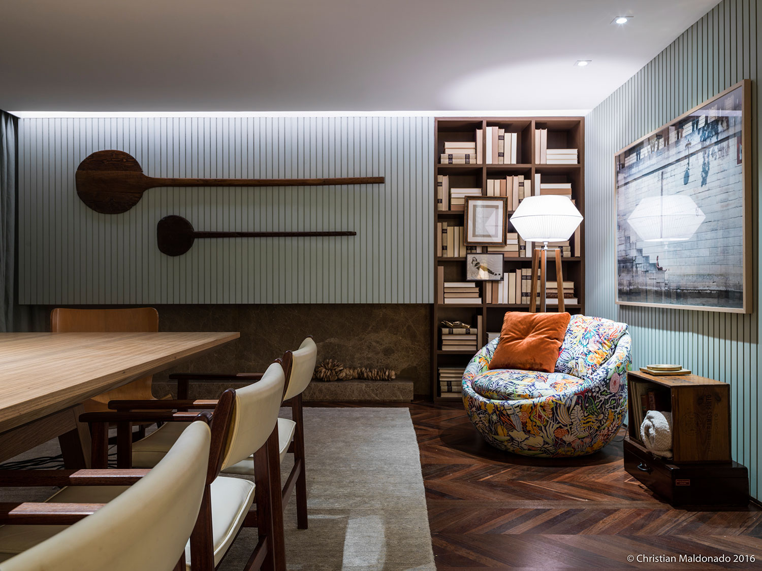 CASACOR SP: Ambiente tem paredes revestidas com lambri de madeira