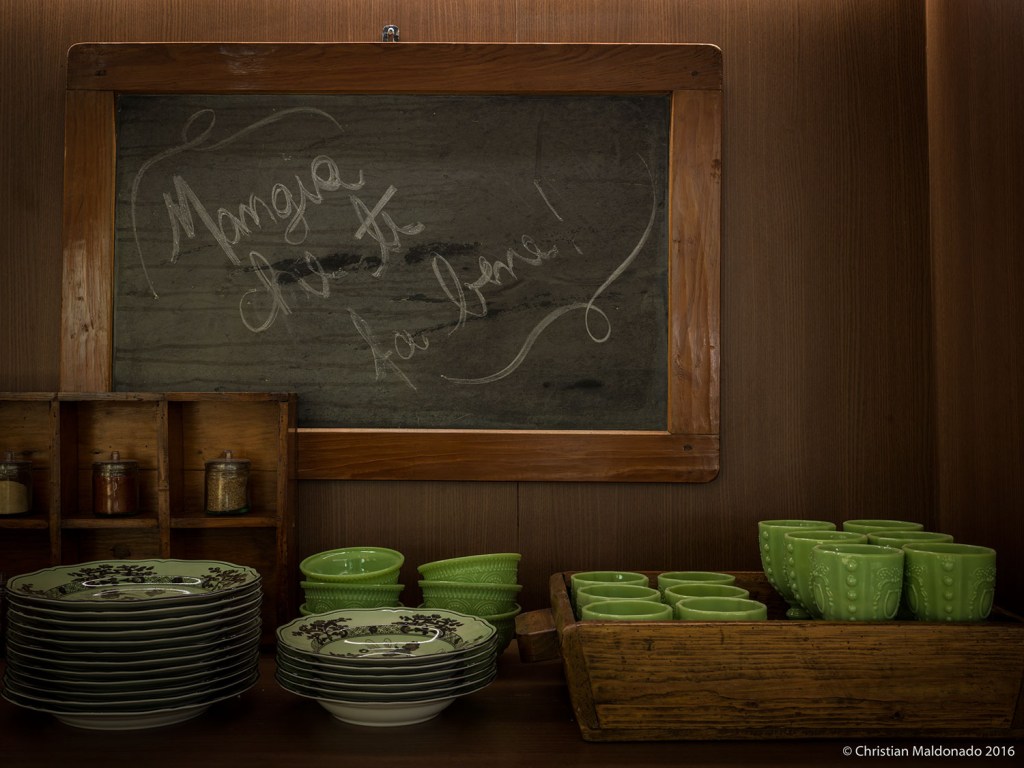 CASACOR SP: Ambiente tem paredes revestidas com lambri de madeira