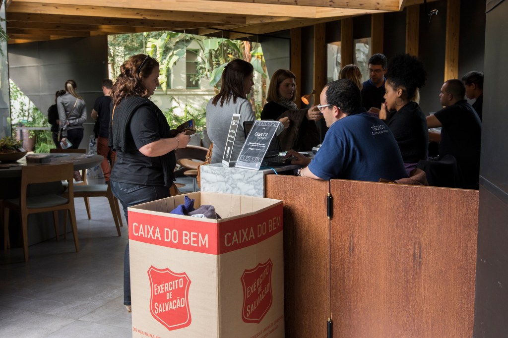 CASA COR SP arrecada mais de 350 agasalhos em campanha de inverno