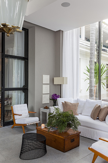 CASACOR SP: Living com biblioteca, espa&ccedil;o de leitura e jardim de inverno