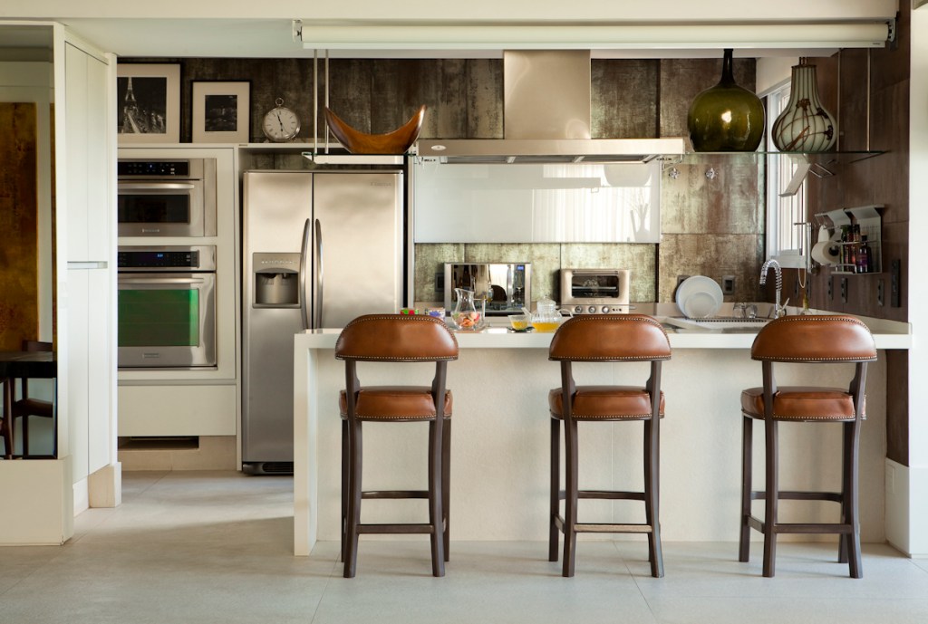 Como usar coifas em cozinhas gourmet, por Flávia Gerab