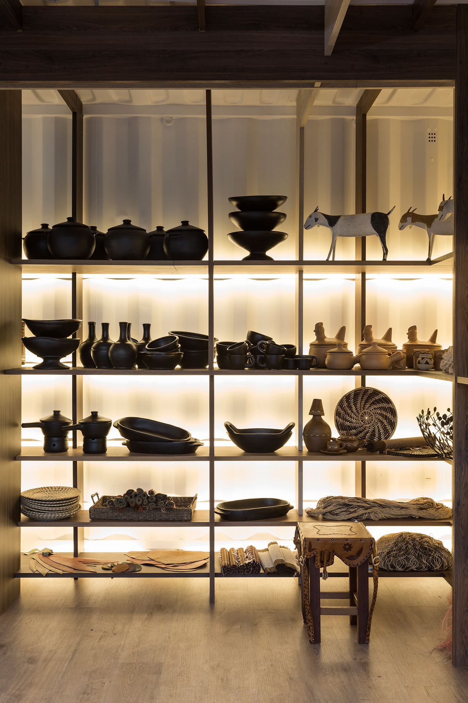 CASA COR SP: Loja &eacute; composta por quebra-cabe&ccedil;a de MDF em um cont&ecirc;iner