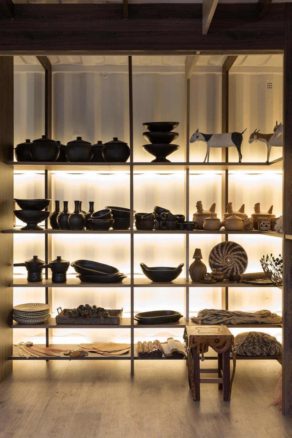 CASA COR SP: Loja é composta por quebra-cabeça de MDF em um contêiner