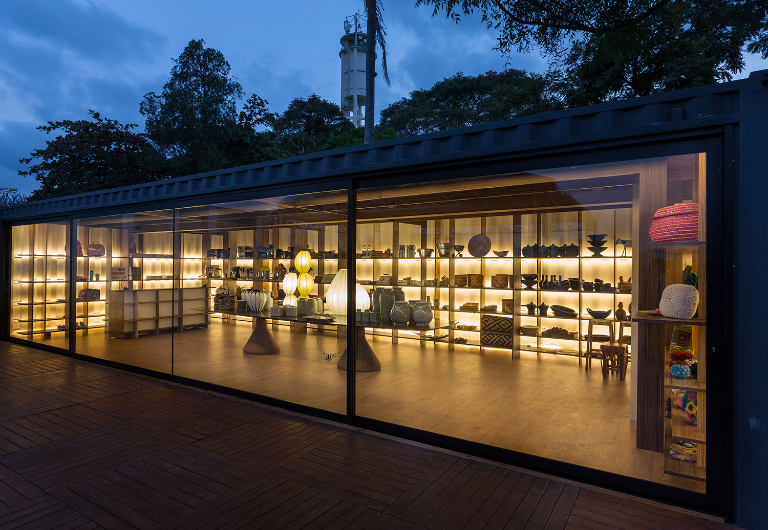 CASA COR SP: Loja &eacute; composta por quebra-cabe&ccedil;a de MDF em um cont&ecirc;iner