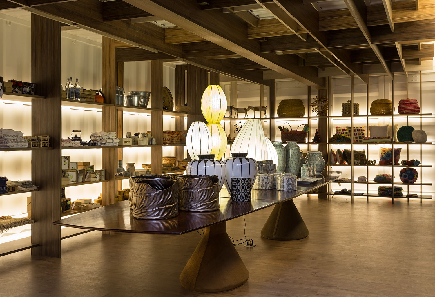 CASA COR SP: Loja &eacute; composta por quebra-cabe&ccedil;a de MDF em um cont&ecirc;iner