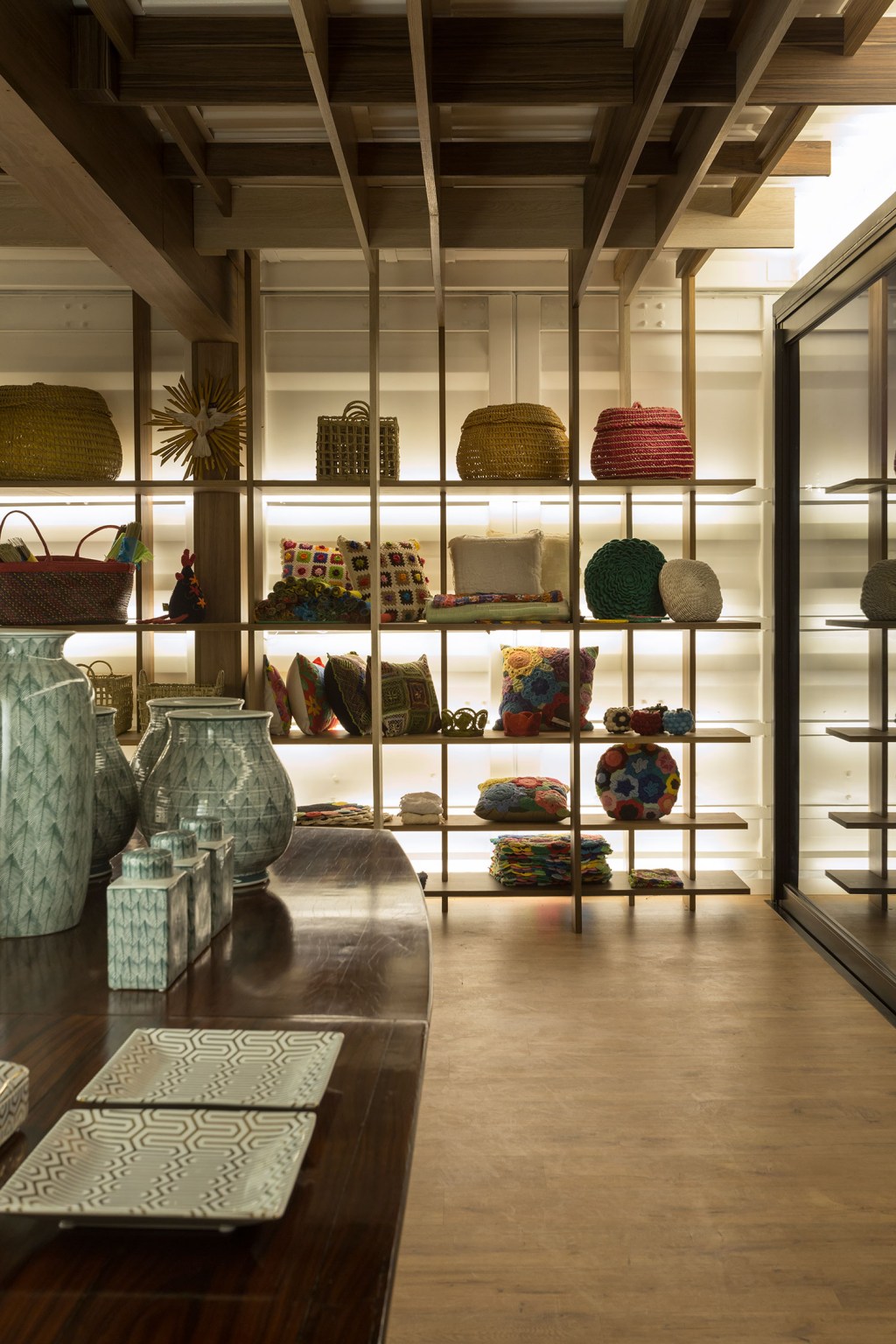 CASA COR SP: Loja é composta por quebra-cabeça de MDF em um contêiner