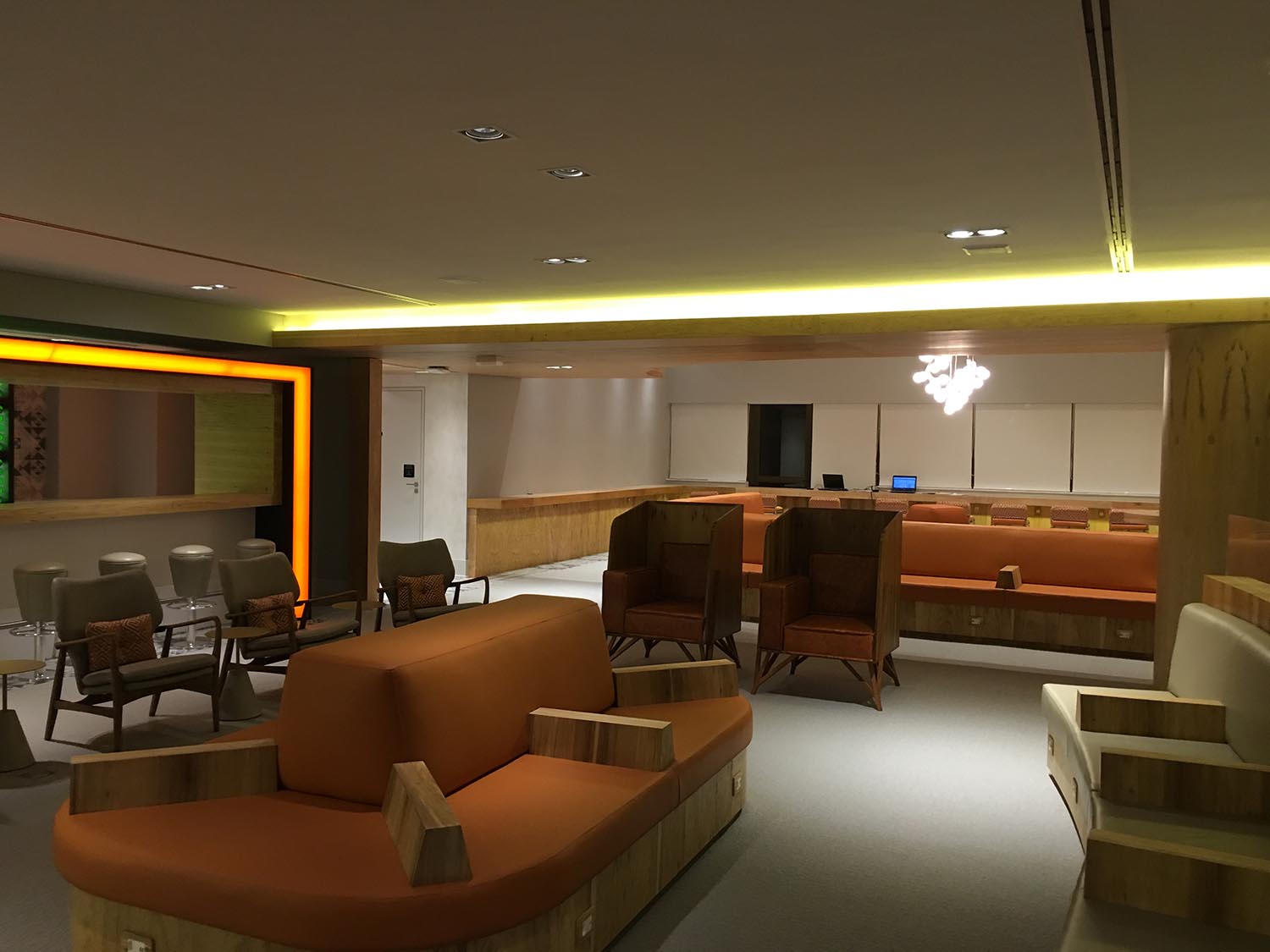 Oleg&aacute;rio de S&aacute; e Gil Cioni se inspiram no Brasil colonial para criar sala