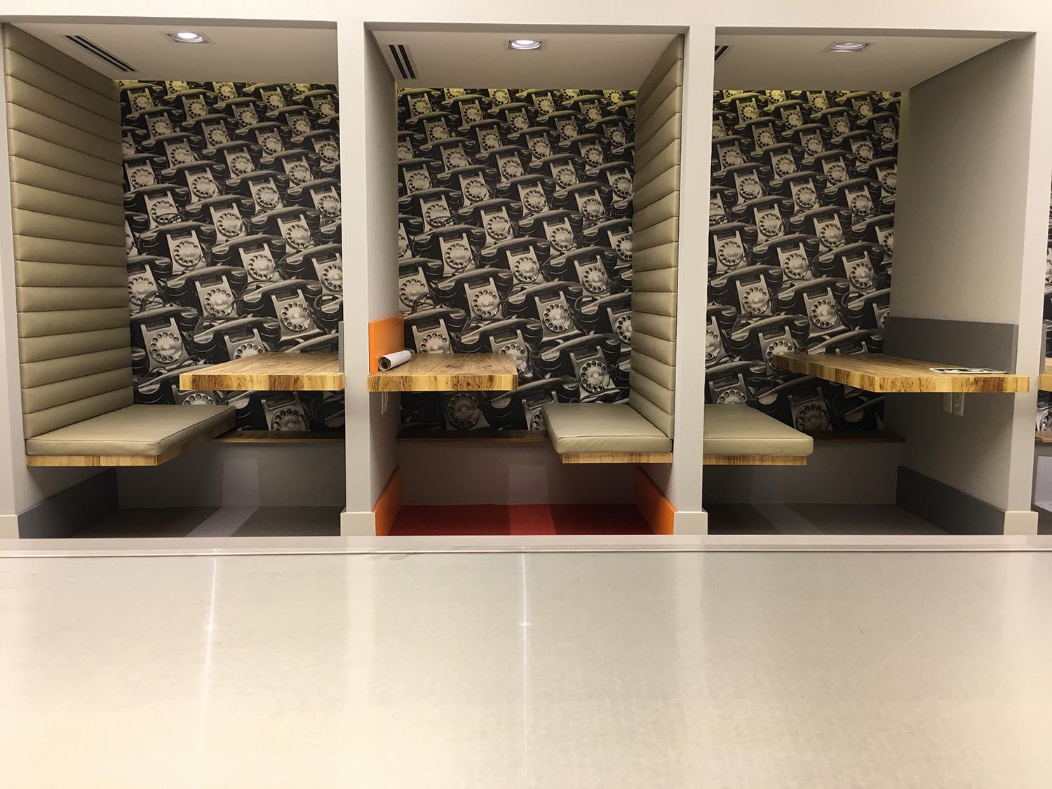 Oleg&aacute;rio de S&aacute; e Gil Cioni se inspiram no Brasil colonial para criar sala