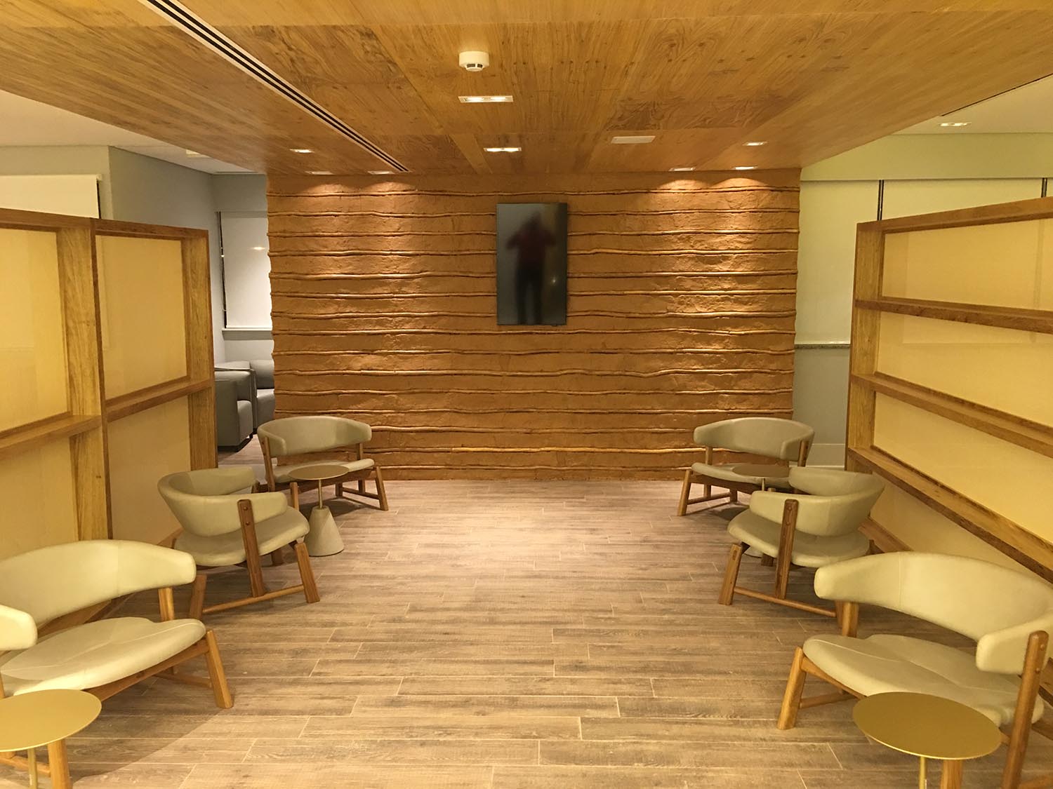 Oleg&aacute;rio de S&aacute; e Gil Cioni se inspiram no Brasil colonial para criar sala