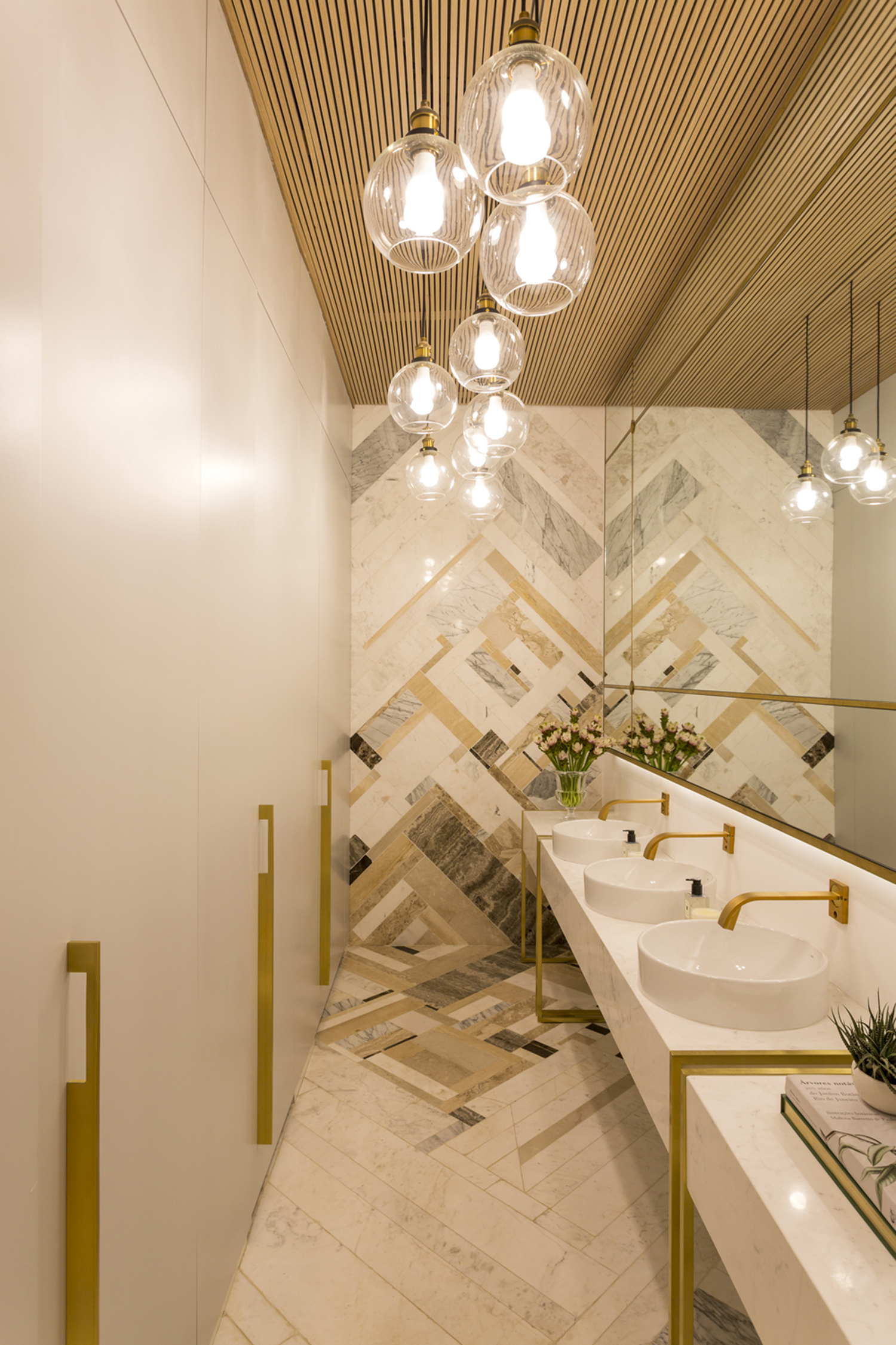 Aparas de m&aacute;rmore revestem parede e piso de banheiro na CASACOR SP