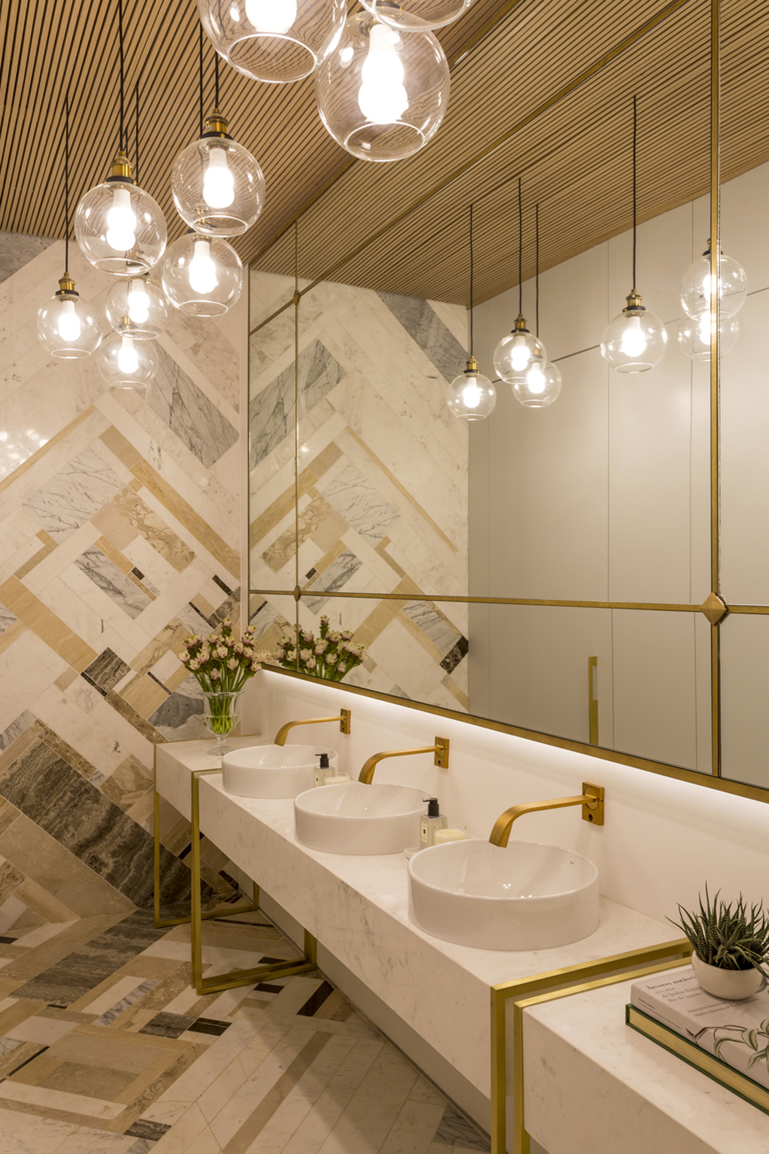 Aparas de m&aacute;rmore revestem parede e piso de banheiro na CASACOR SP