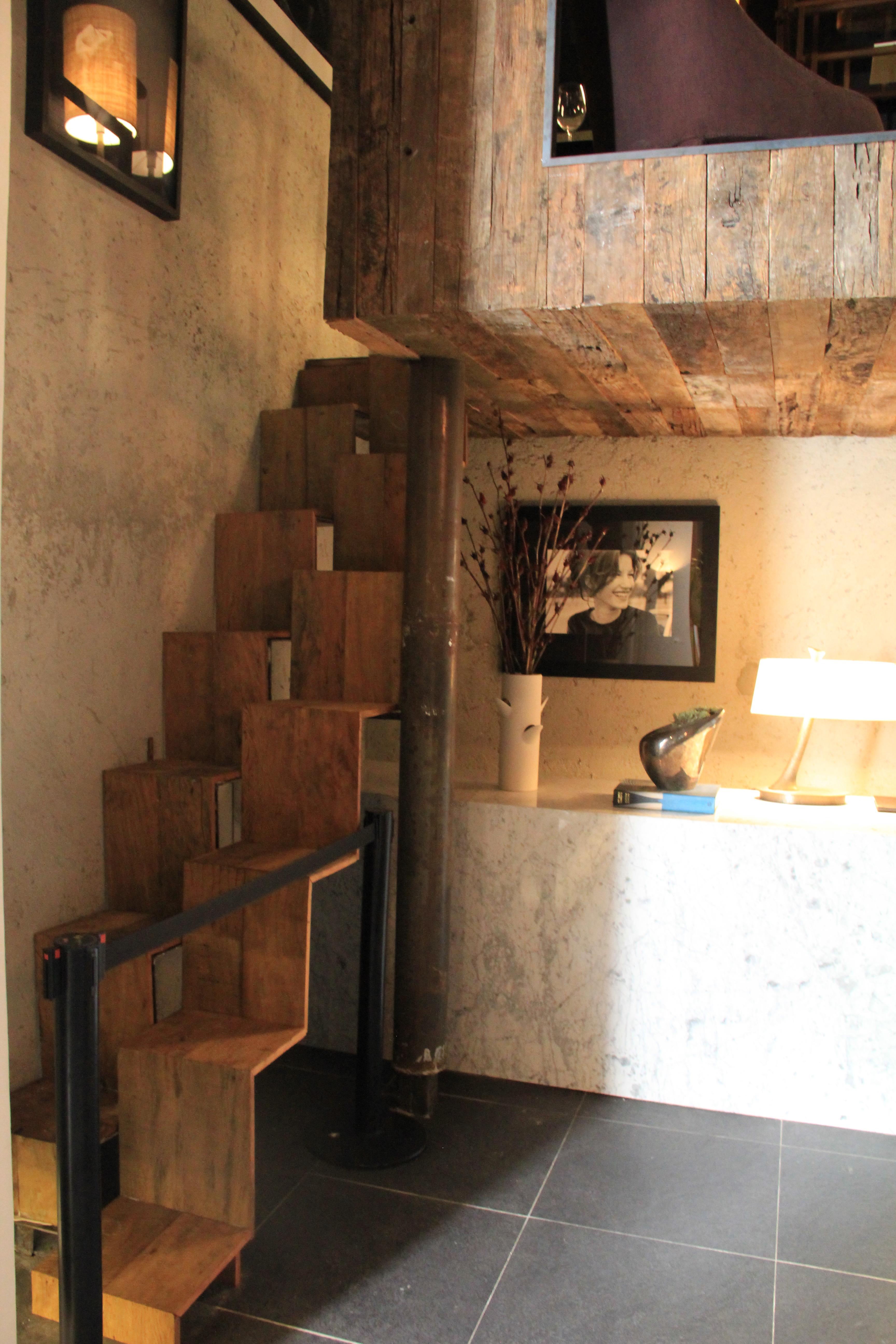 CASACOR SC: escada Santos Dumont d&aacute; acesso a escrit&oacute;rio em loft