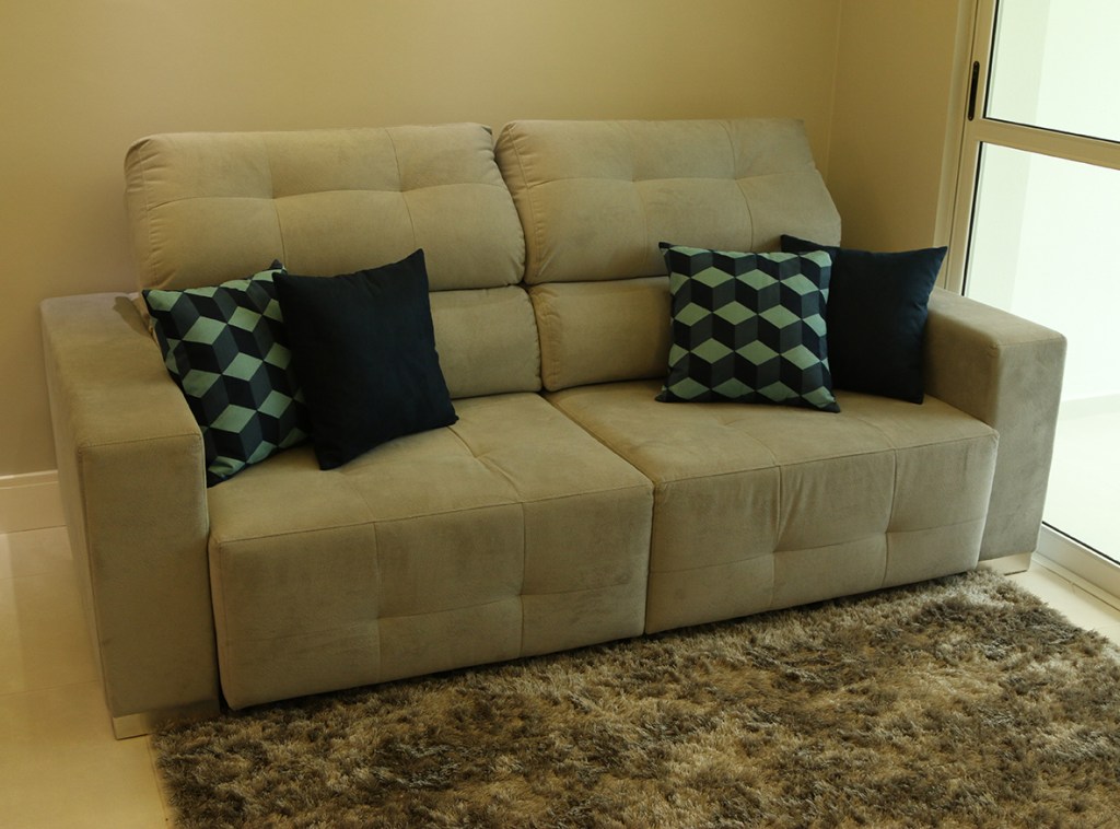 Apartamento pequeno com soluções criativas para ampliar espaços