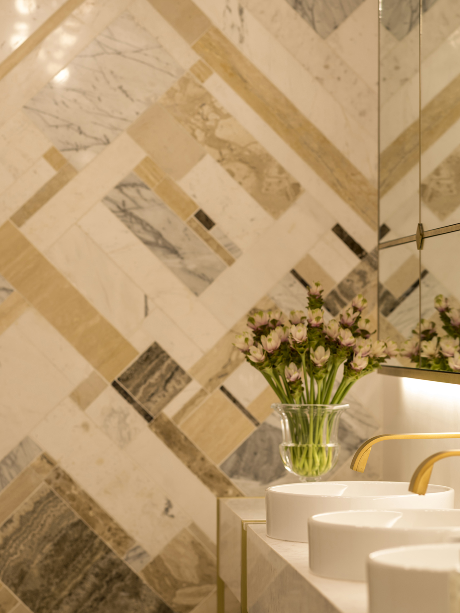 Aparas de m&aacute;rmore revestem parede e piso de banheiro na CASACOR SP