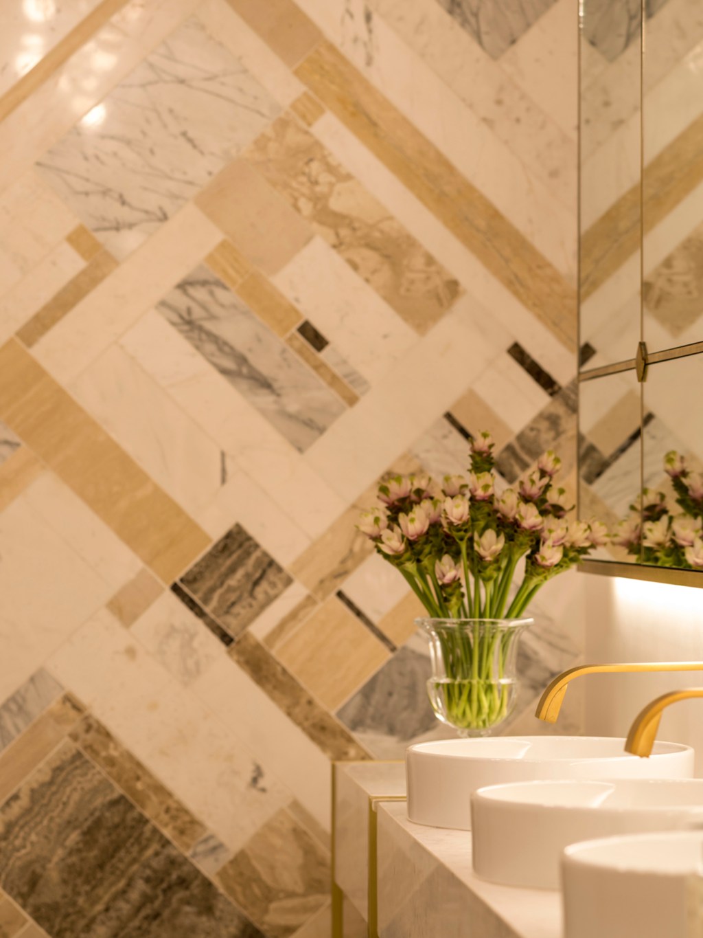 Aparas de mármore revestem parede e piso de banheiro na CASACOR SP