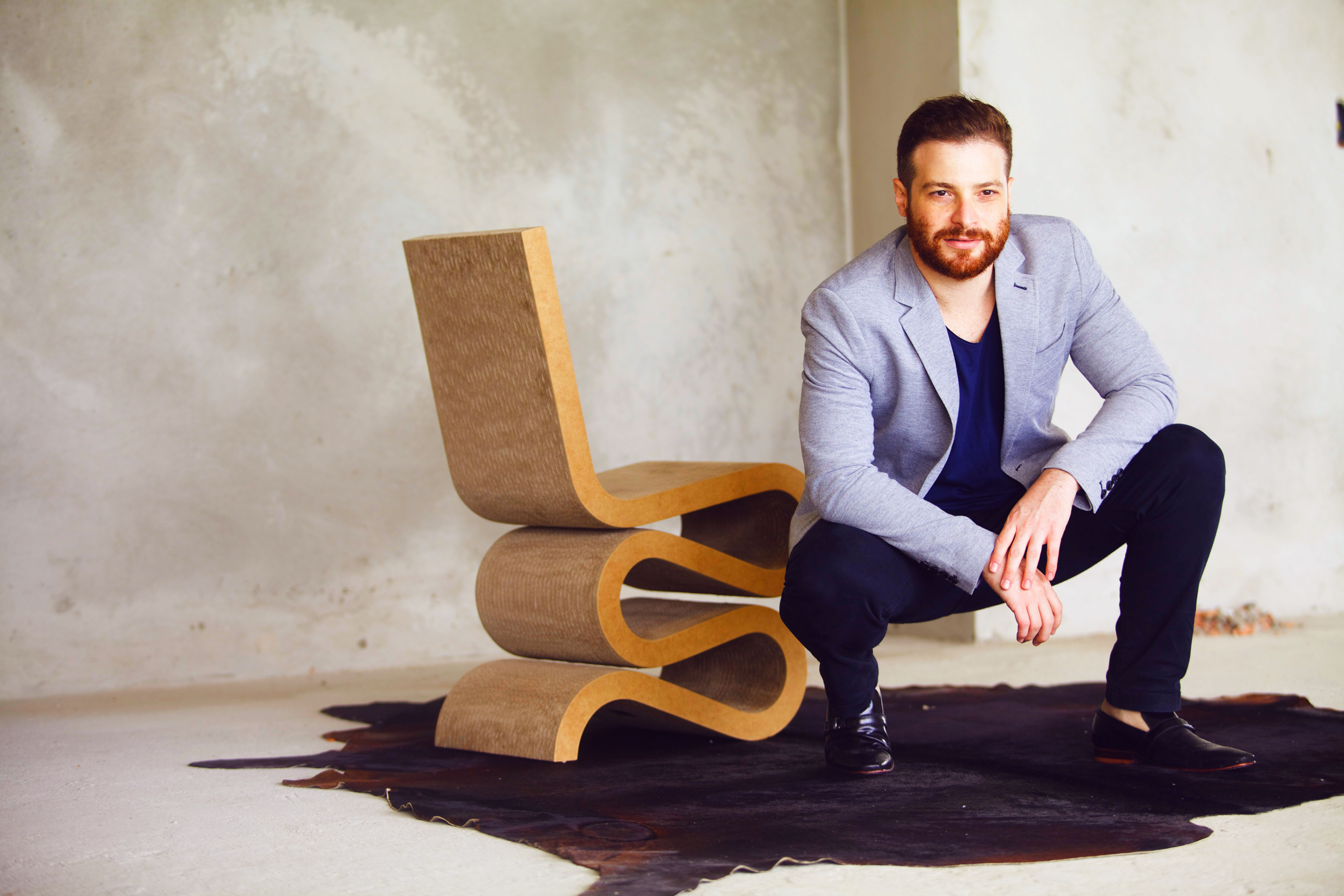 Casa Cor SC: Junior Granatti leva cadeira Wiggle Side para mostra