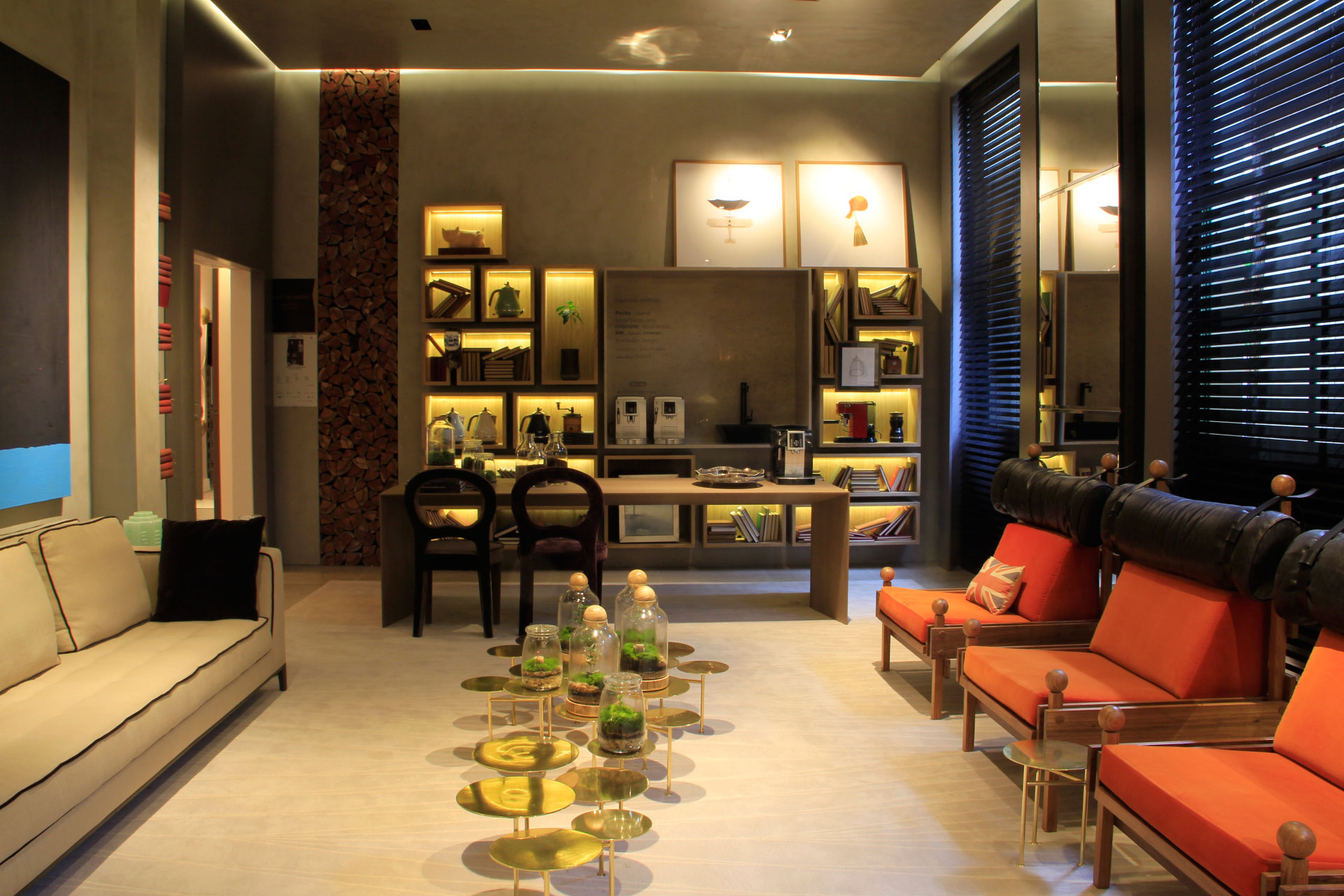 CASACOR SP: toras de madeira completam e revestem parede de ambiente