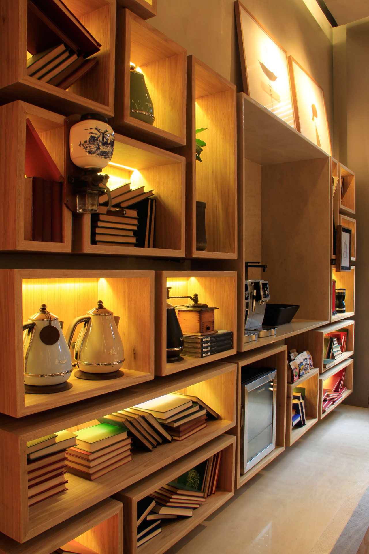 CASACOR SP: toras de madeira completam e revestem parede de ambiente