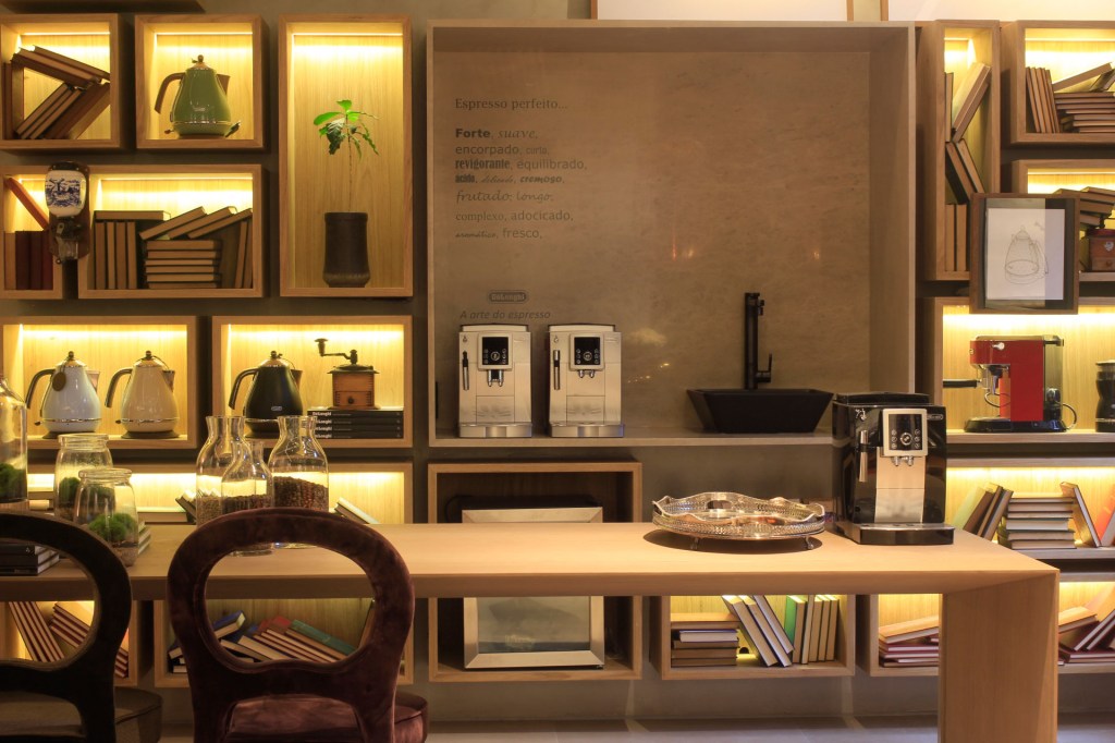 CASACOR SP: toras de madeira completam e revestem parede de ambiente