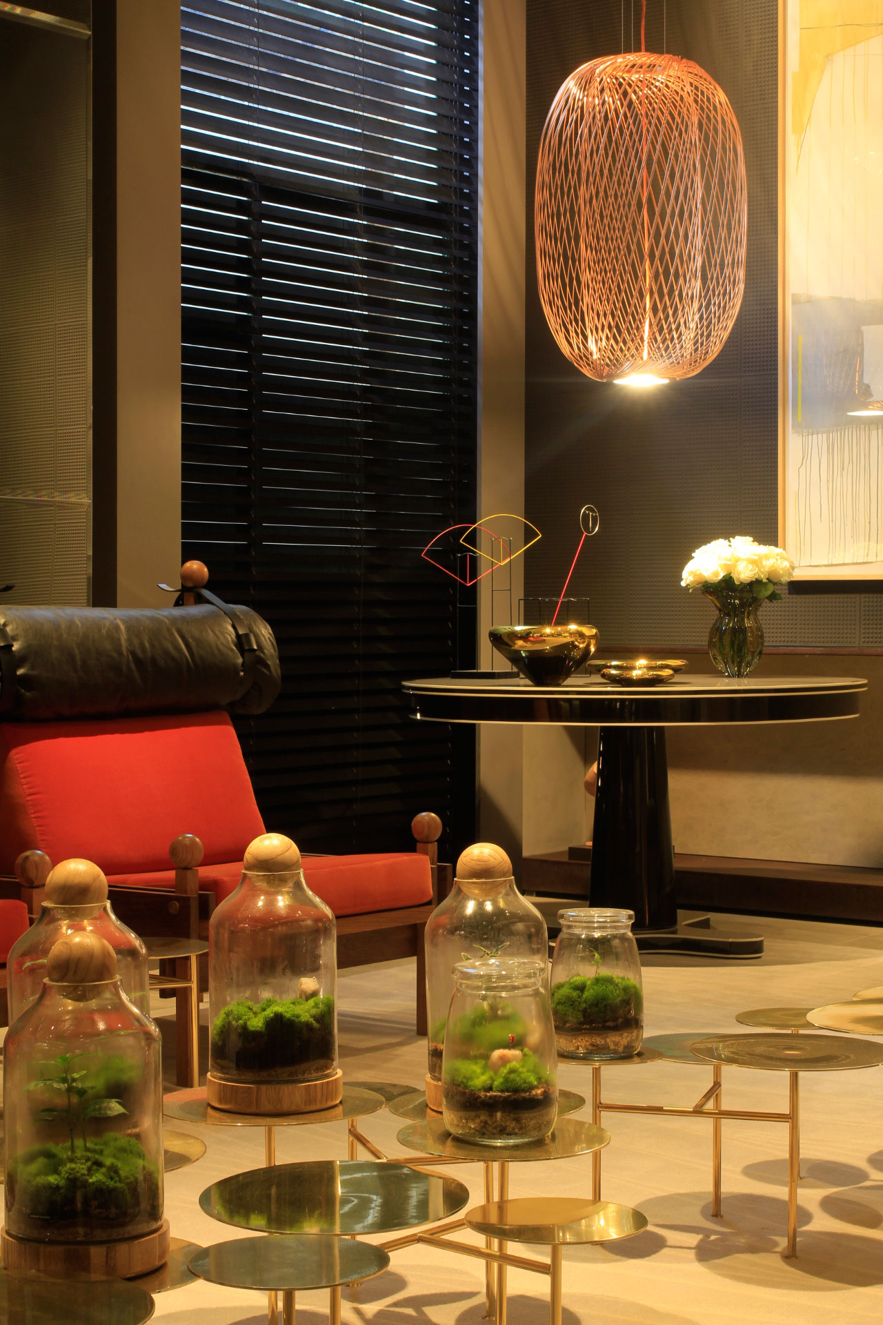 CASACOR SP: toras de madeira completam e revestem parede de ambiente