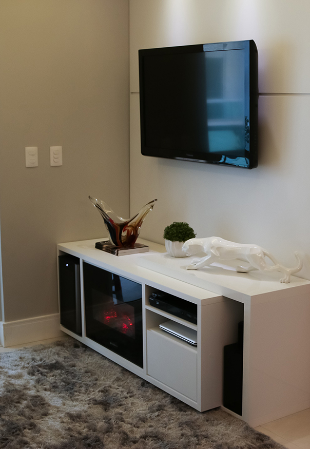 Apartamento pequeno com soluções criativas para ampliar espaços