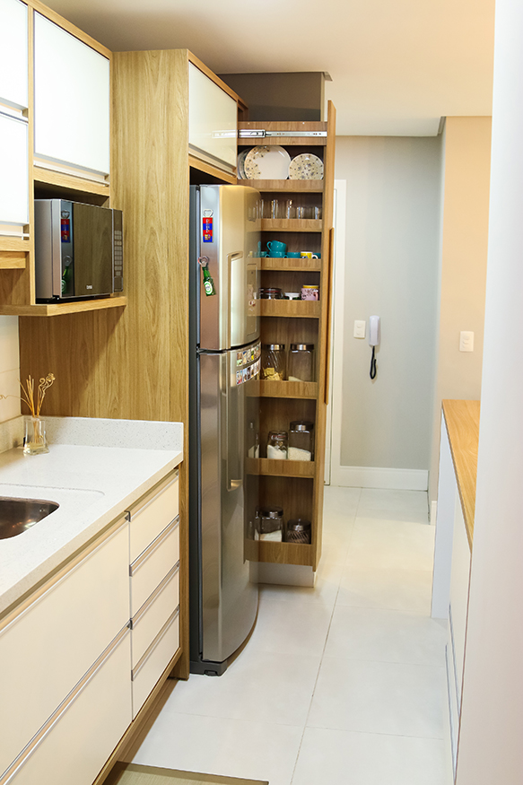 Apartamento pequeno com soluções criativas para ampliar espaços