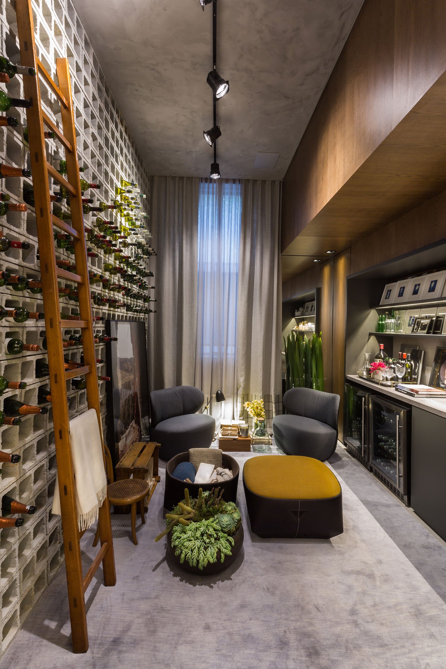 CASACOR SP 2016: uma adega com blocos de concreto