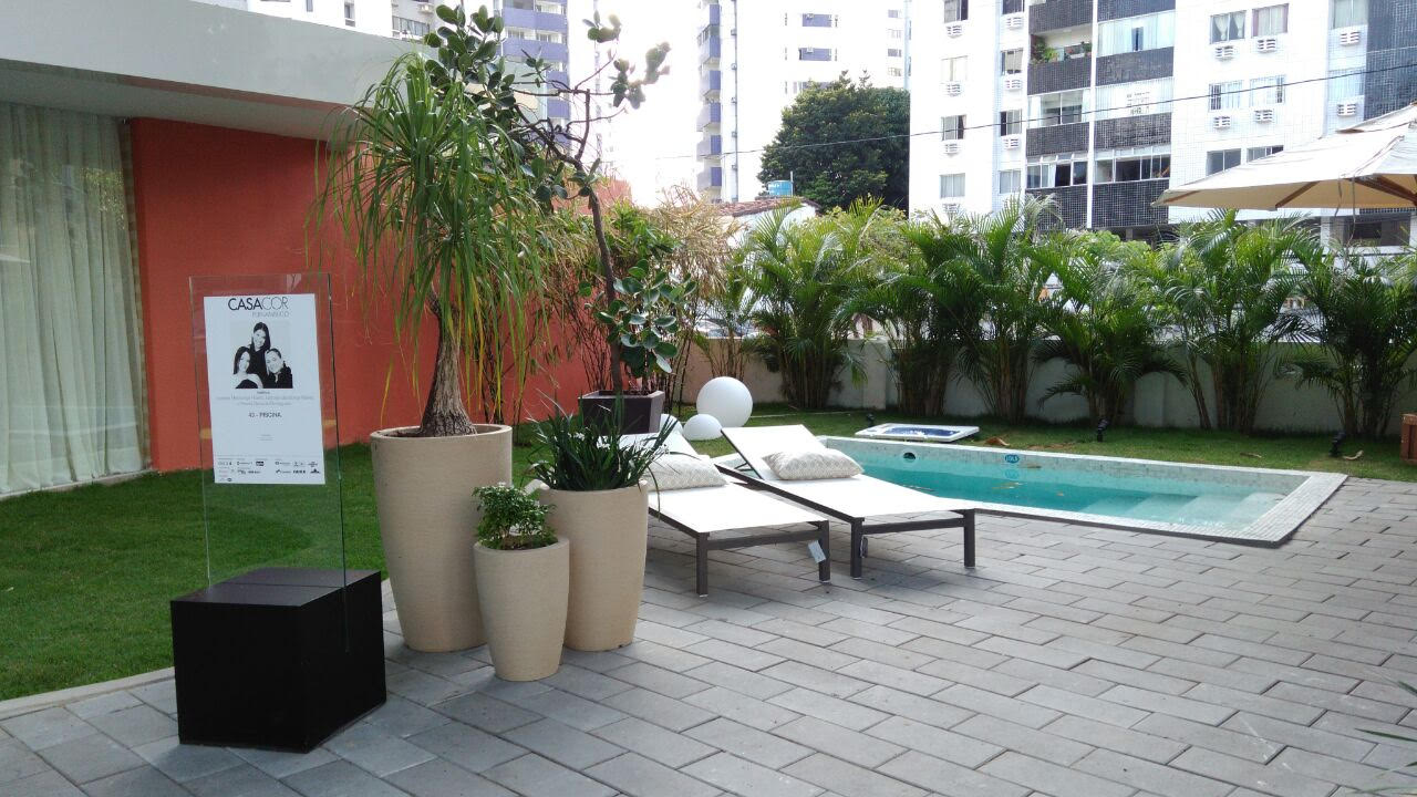Piscina com pastilha branca &eacute; destaque em espa&ccedil;o da CASACOR PE 2016