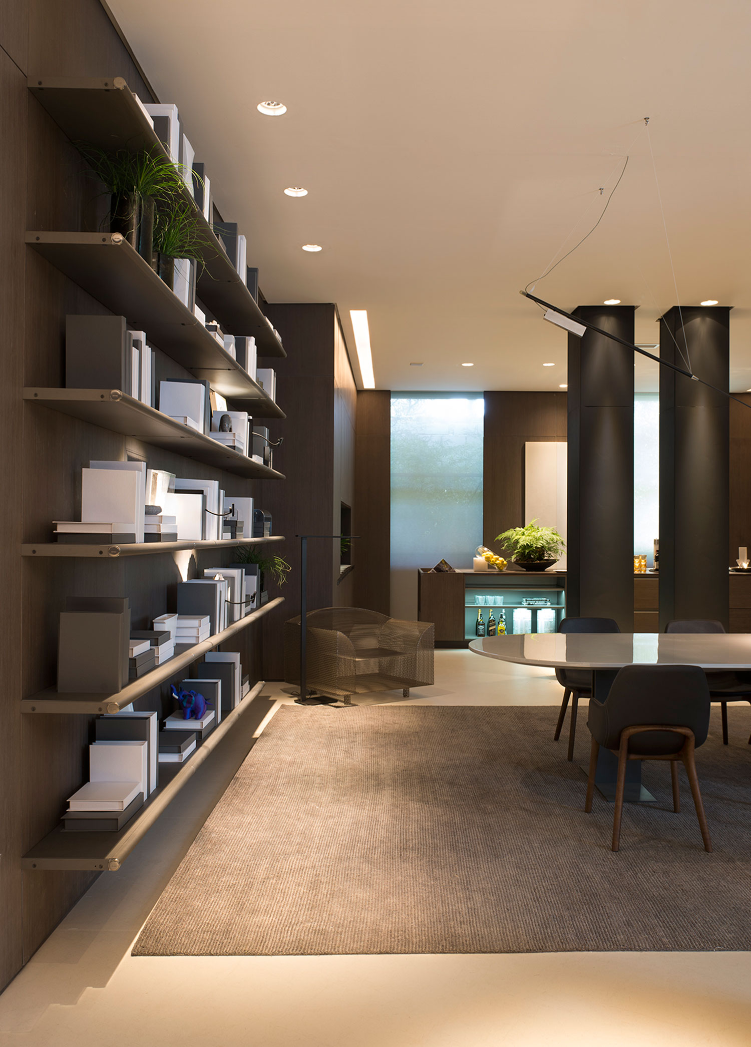 CASACOR SP: pain&eacute;is de madeira revestem todo espa&ccedil;o da Ornare