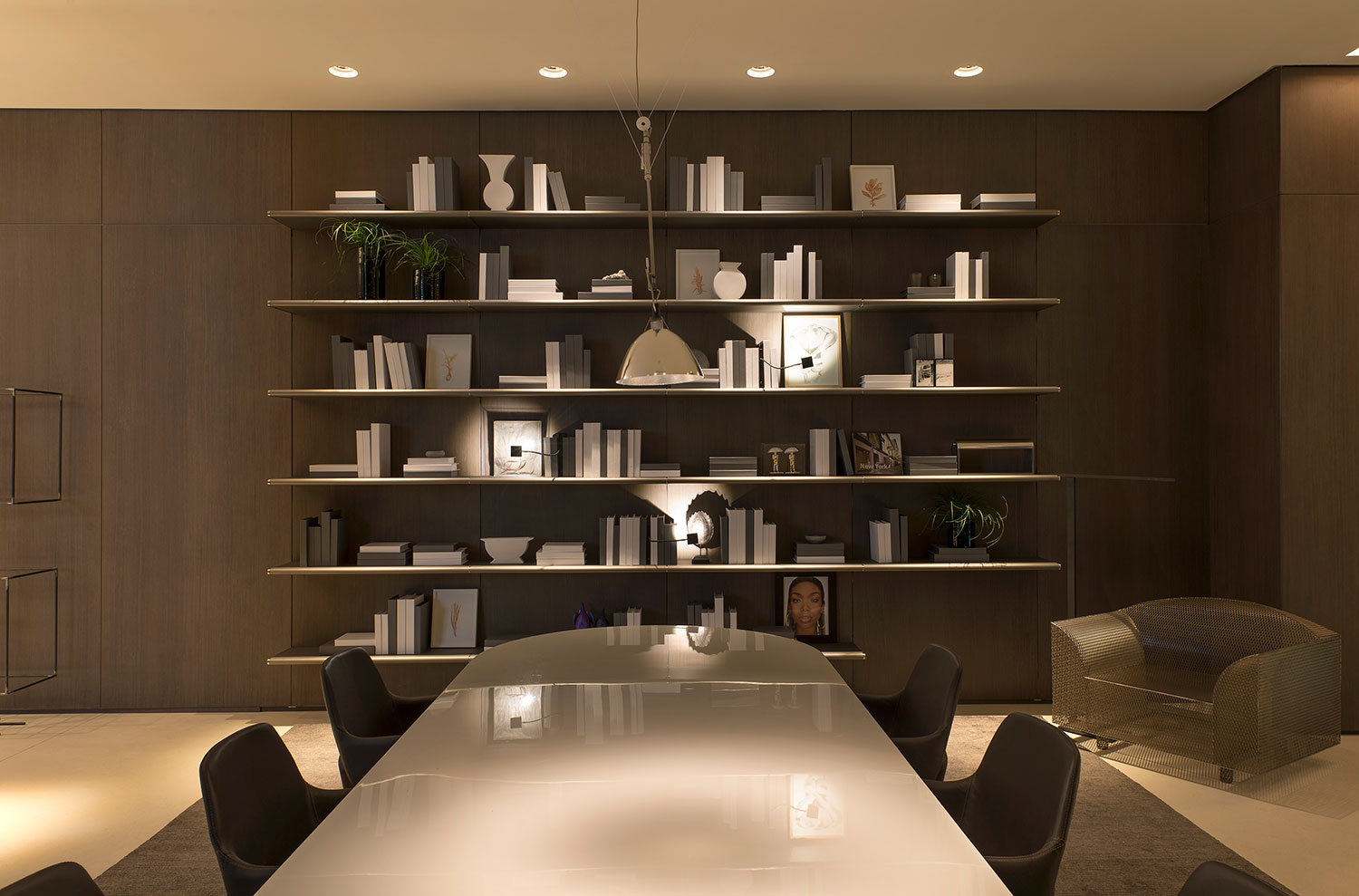 CASACOR SP: pain&eacute;is de madeira revestem todo espa&ccedil;o da Ornare