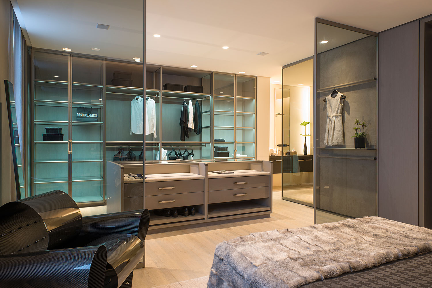 CASACOR SP: pain&eacute;is de madeira revestem todo espa&ccedil;o da Ornare