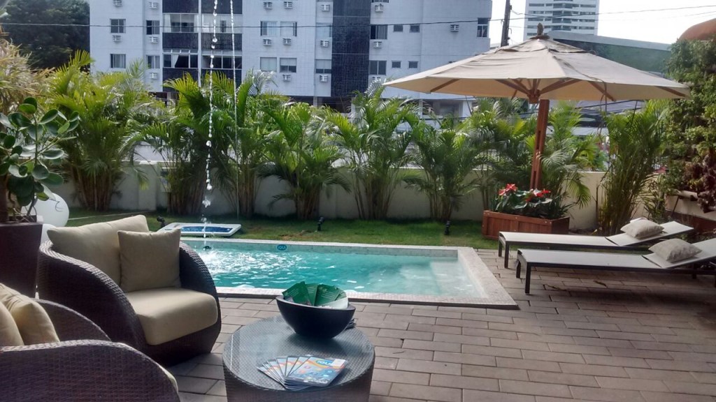 Piscina com pastilha branca é destaque em espaço da CASACOR PE 2016