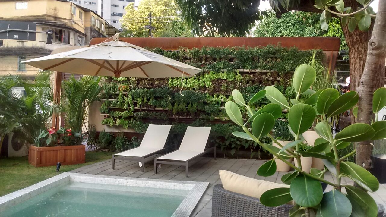 Piscina com pastilha branca &eacute; destaque em espa&ccedil;o da CASACOR PE 2016