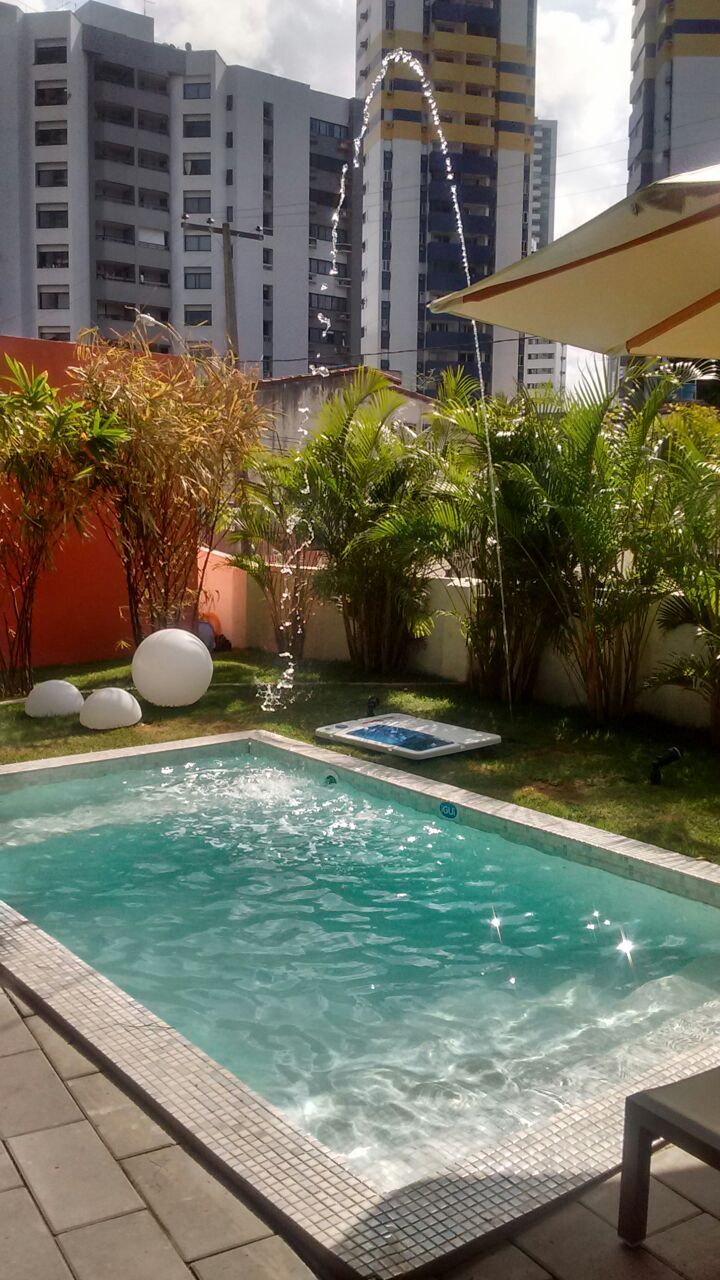 Piscina com pastilha branca &eacute; destaque em espa&ccedil;o da CASACOR PE 2016