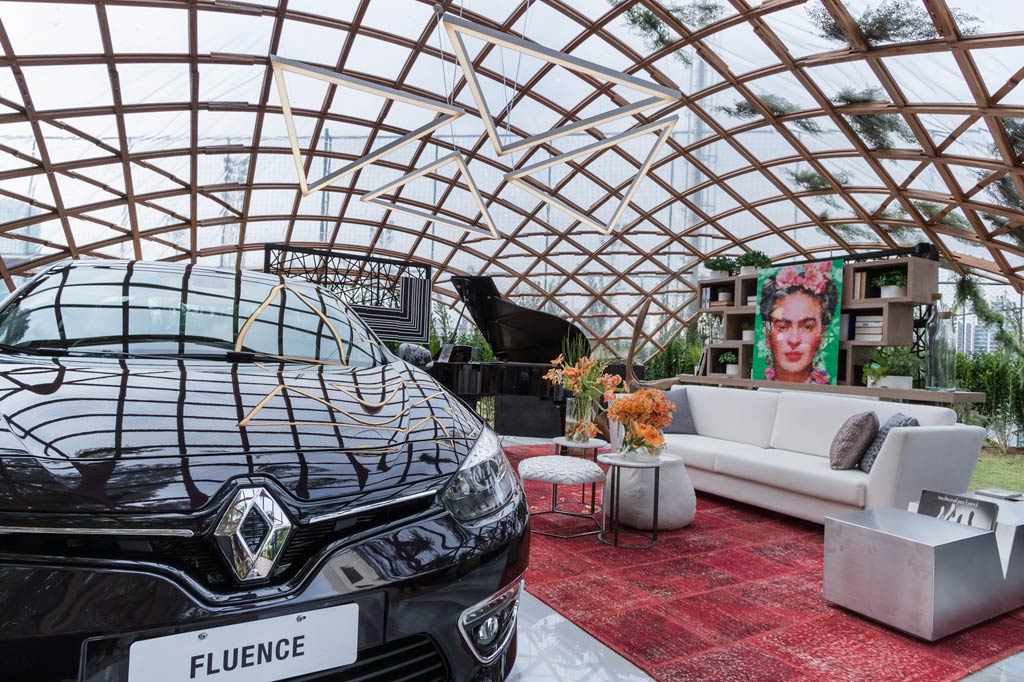 Garagem na CASA COR SP tem cobertura de treli&ccedil;a e piano de cauda