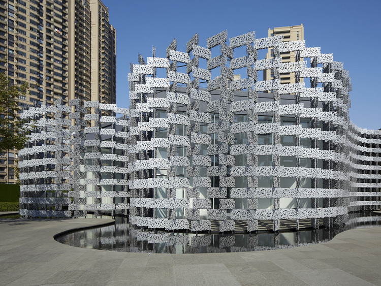 Kengo Kuma cria galeria de arte em formato de ameba