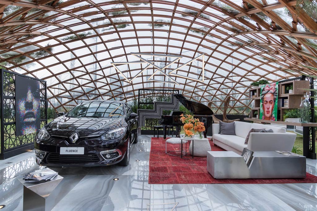 Garagem na CASA COR SP tem cobertura de treli&ccedil;a e piano de cauda