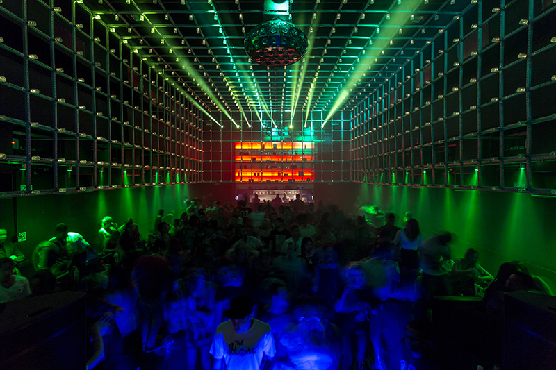 Teto de balada em led muda de cor conforme movimento das pessoas