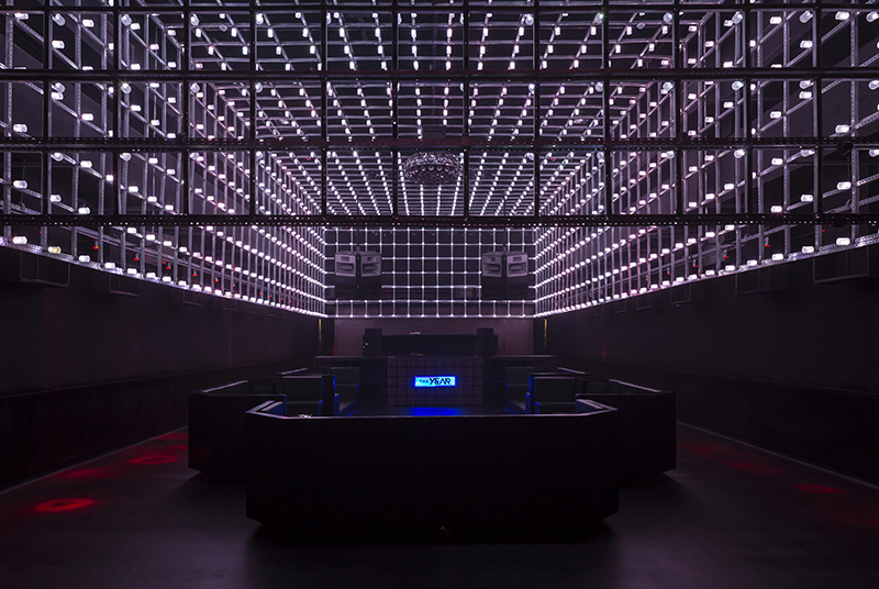 Teto de balada em led muda de cor conforme movimento das pessoas