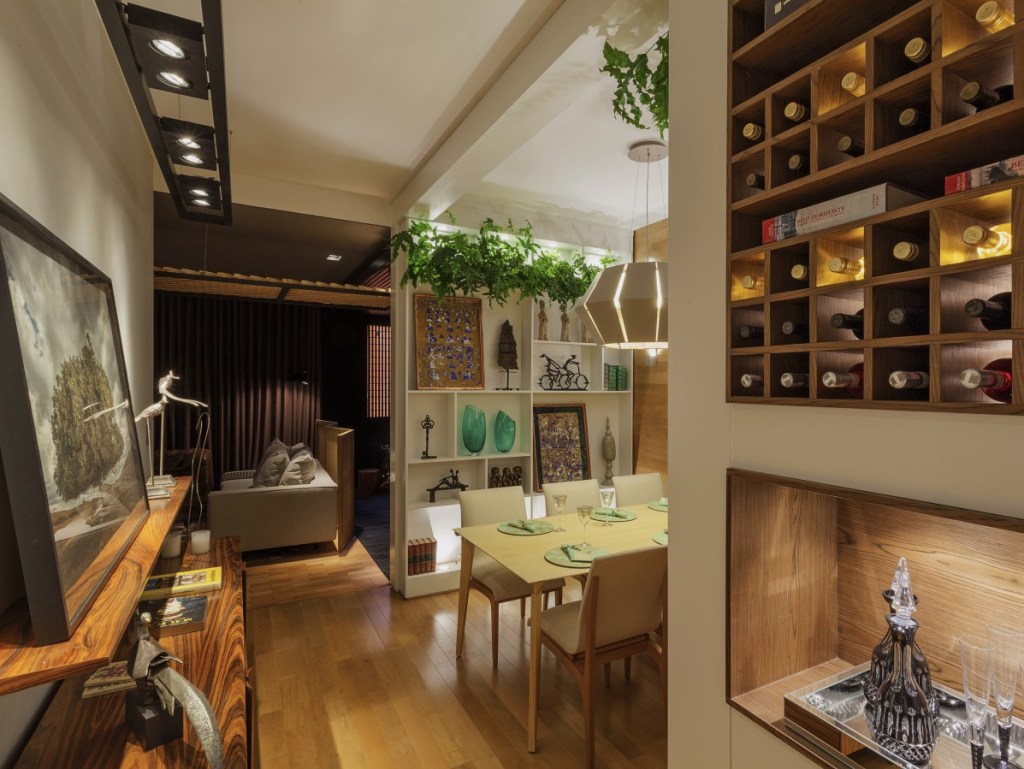 Sala de jantar e adega da CASACOR Minas marcada por 5 tons de madeira