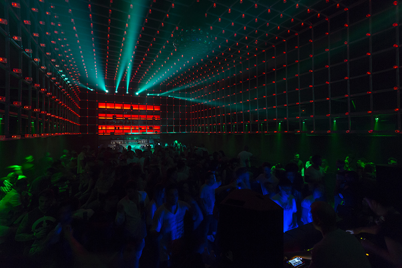 Teto de balada em led muda de cor conforme movimento das pessoas