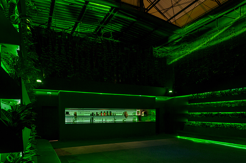 Teto de balada em led muda de cor conforme movimento das pessoas