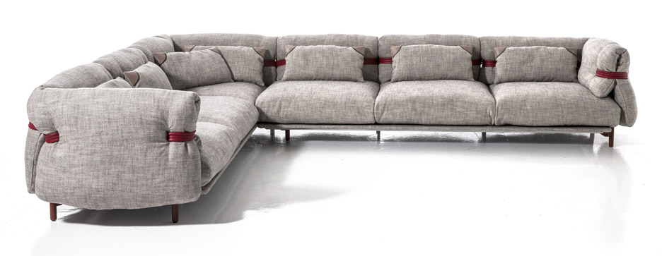 MDW: Cintos de malha amarram almofadas no sofá de Patrícia Urquiola