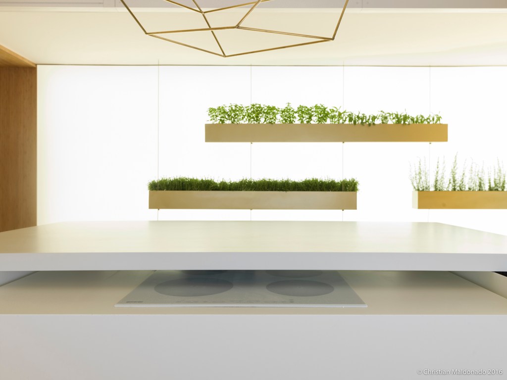 Minimalismo e amplitude de luz marcam a Cozinha Essencial da CASACOR SP