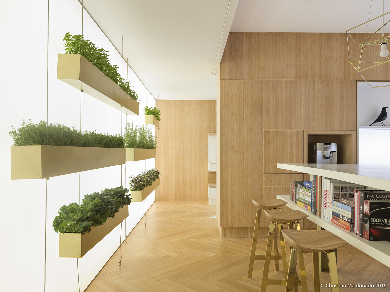 Minimalismo e amplitude de luz marcam a Cozinha Essencial da CASACOR SP