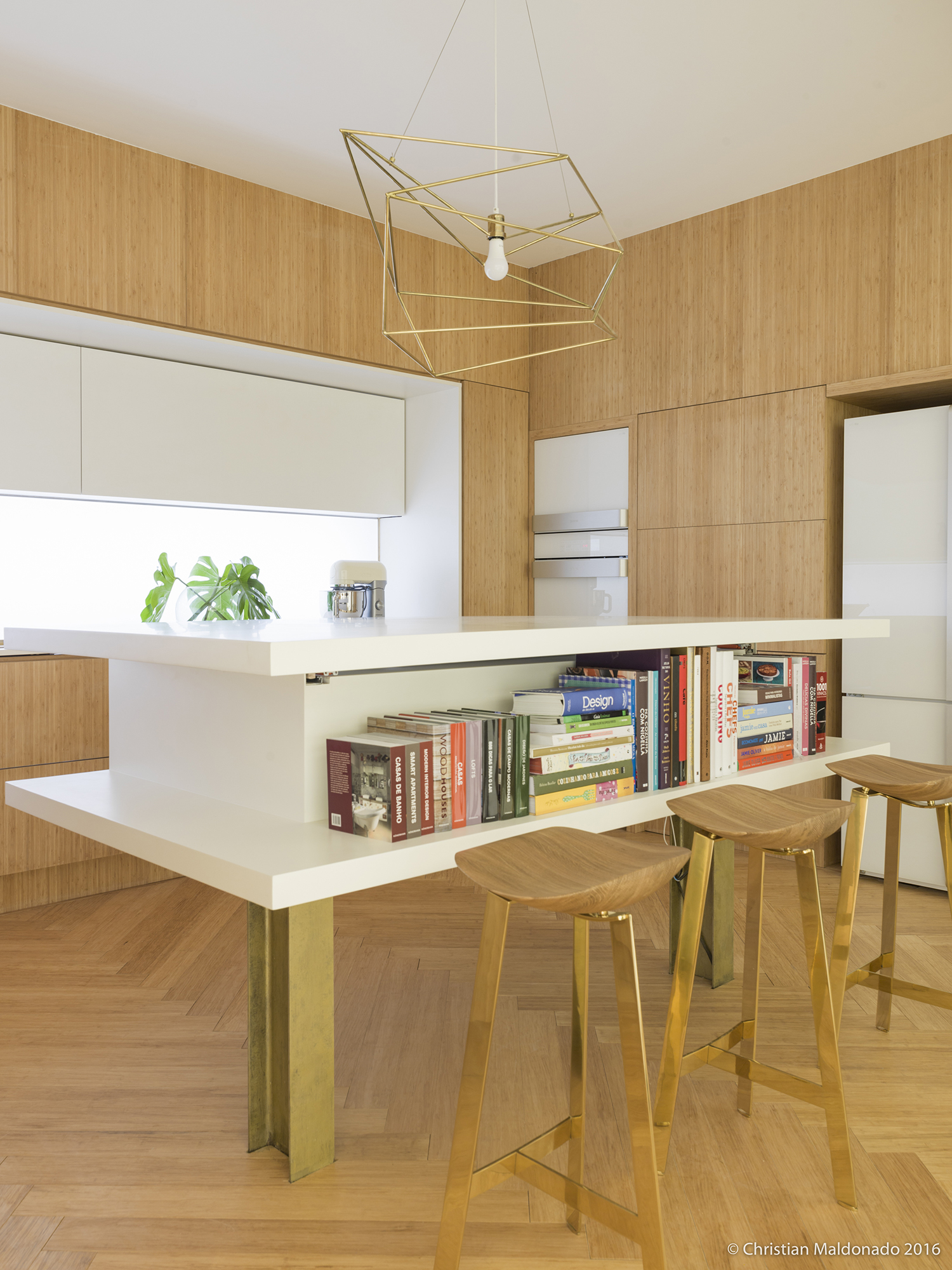 Minimalismo e amplitude de luz marcam a Cozinha Essencial da CASACOR SP