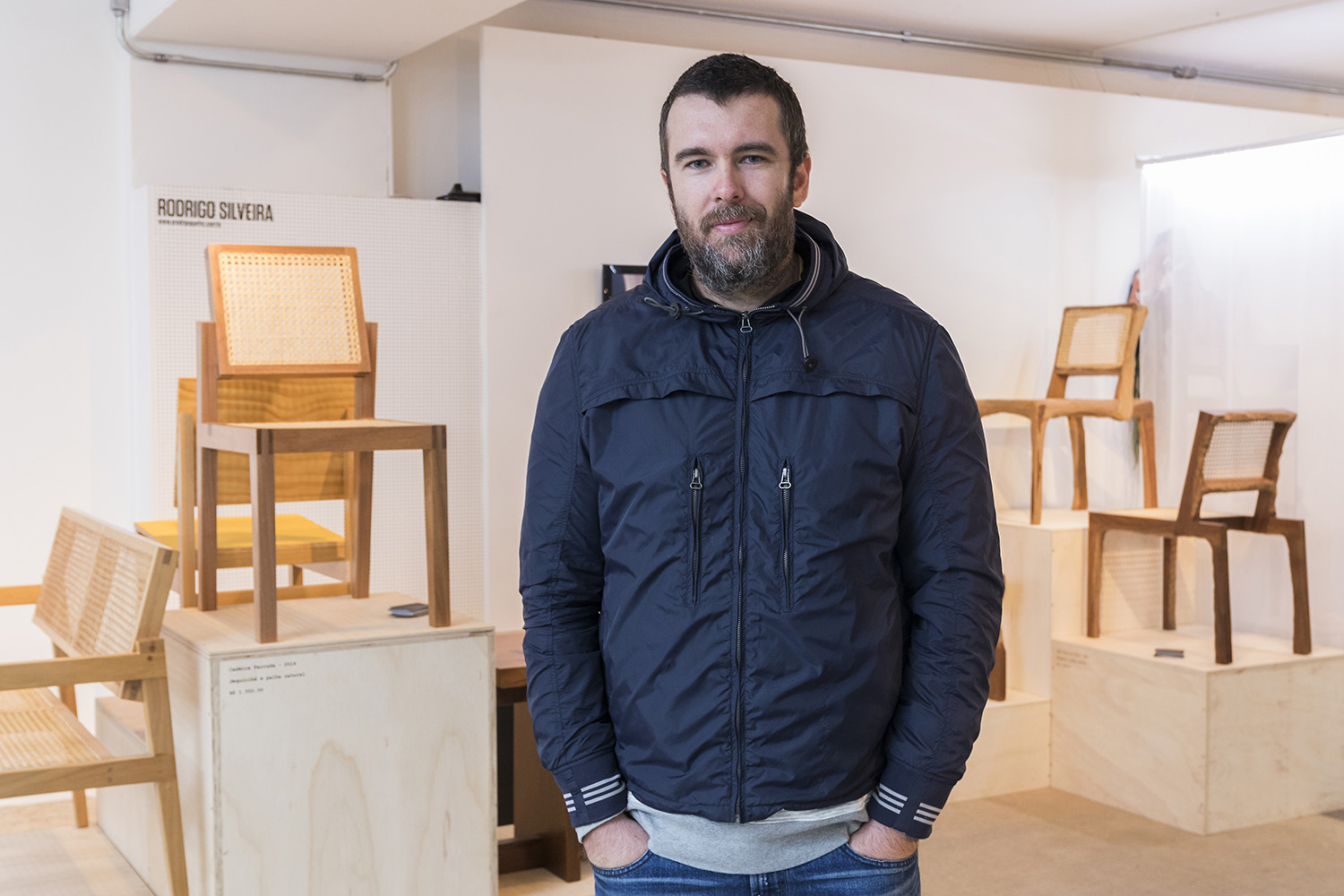 MADE: Uma cole&ccedil;&atilde;o de mobili&aacute;rio com linhas racionais e madeira maci&ccedil;a