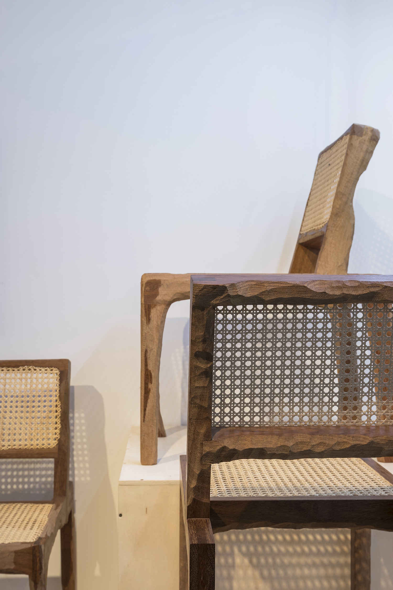 MADE: Uma cole&ccedil;&atilde;o de mobili&aacute;rio com linhas racionais e madeira maci&ccedil;a