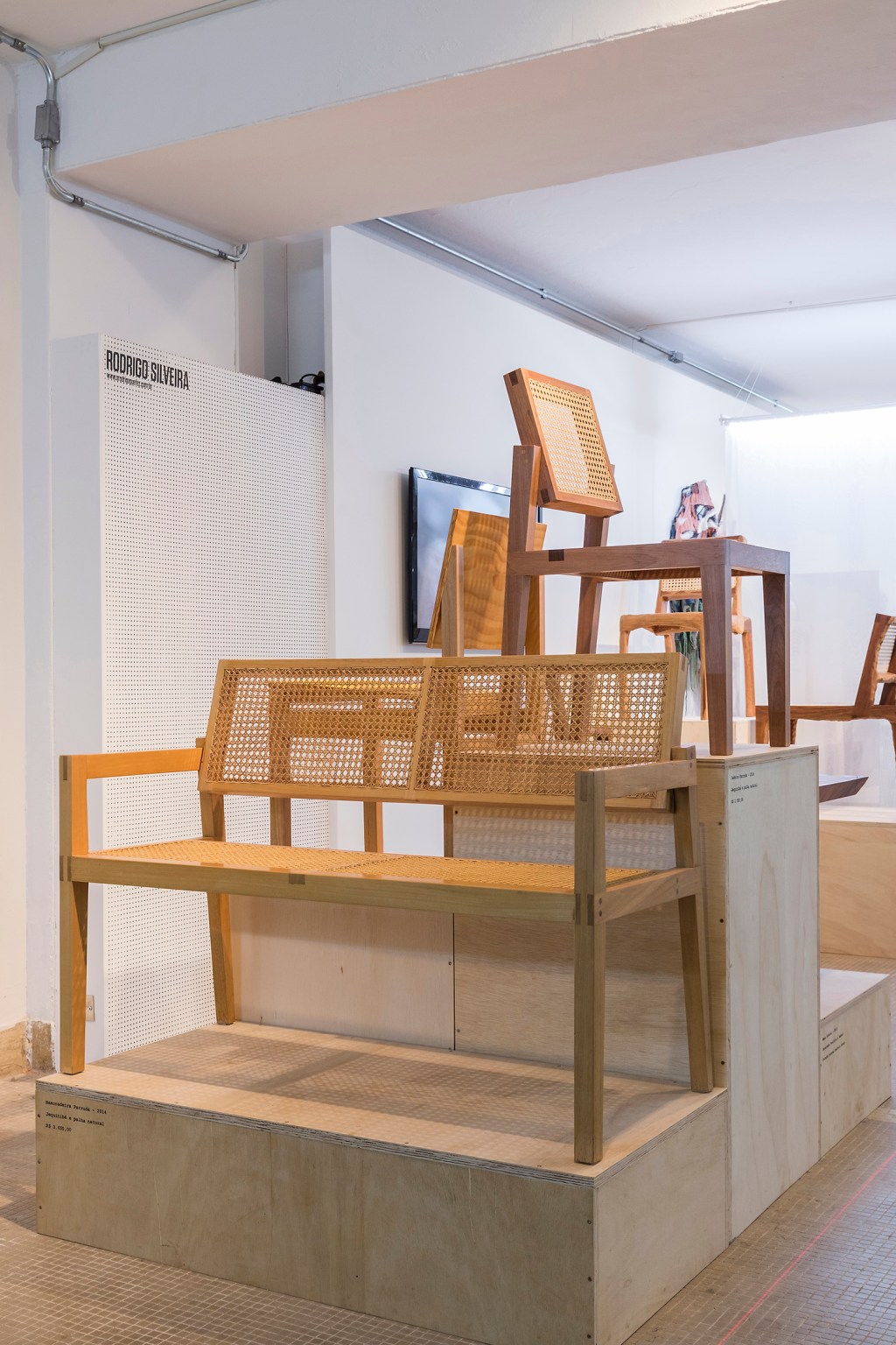 MADE: Uma coleção de mobiliário com linhas racionais e madeira maciça